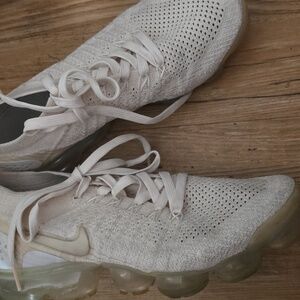 Nike Women’s VaporMax Flyknit Light Cream Size 7.5